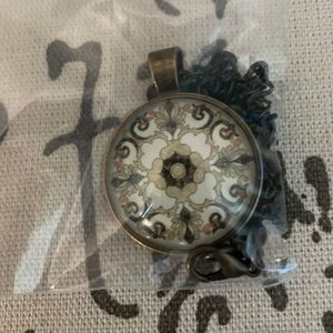 Paparazzi Antique looking necklace!